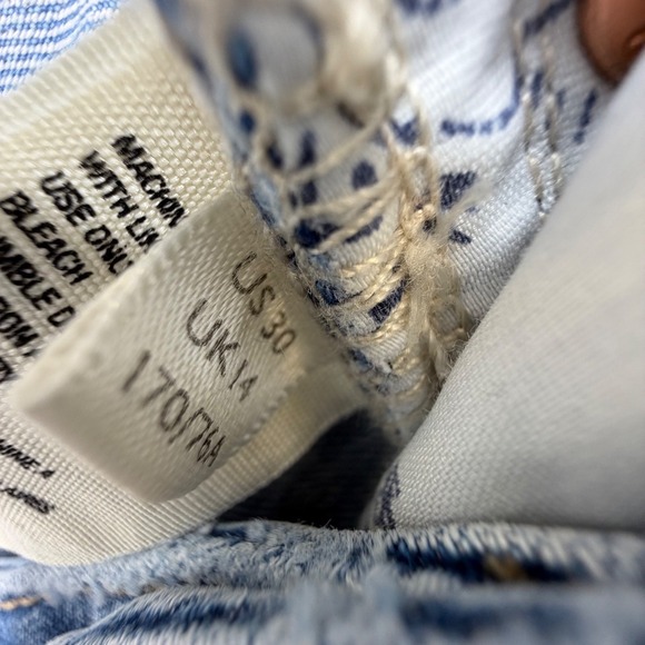 We The Free Distressed Denim Shorts Raw Hem High Rise Women's 30 - Picture 6 of 7